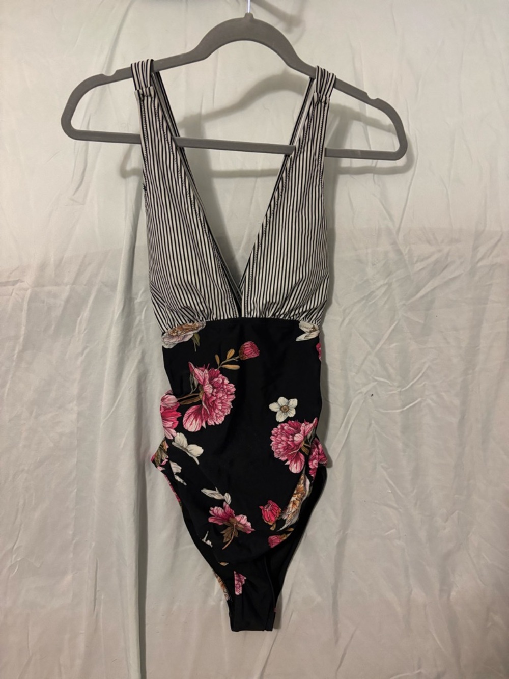 Cupshe V-Neck One Piece Swimsuit Tummy Control Cross Back Floral Stripe Size L